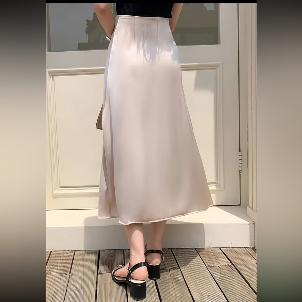 Elegant Women's Skirt - Picture 2 of 4
